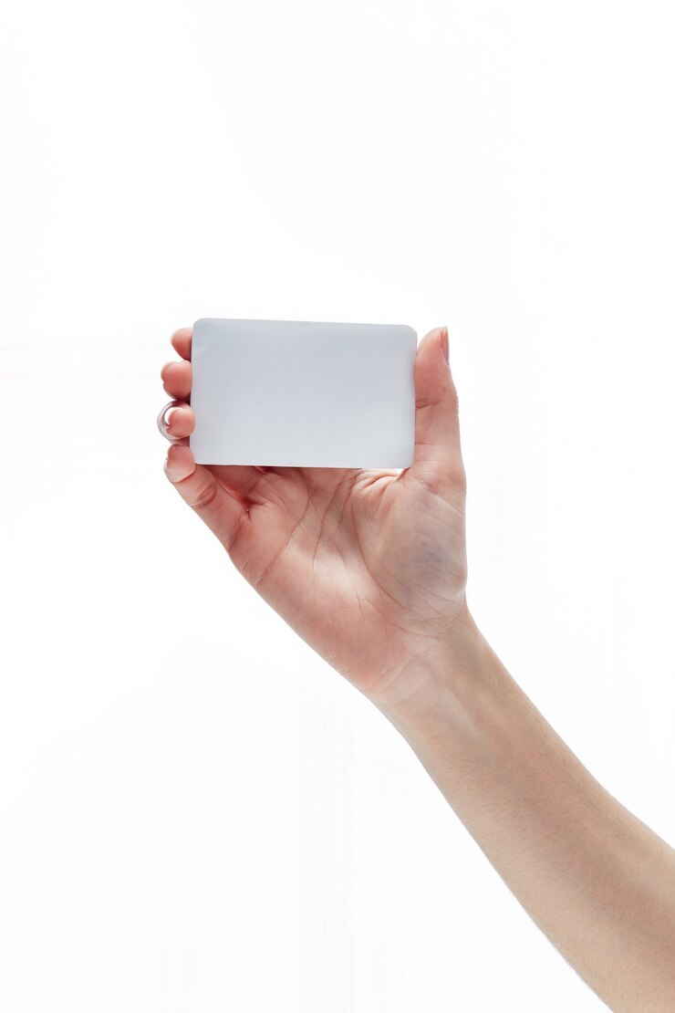 Photo female hand holding card 