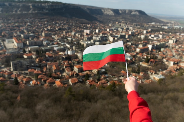 Photo female hand holding fabric flag of bulgaria