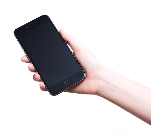 スマートフォンと空白の黒い画面を持っている女性の手