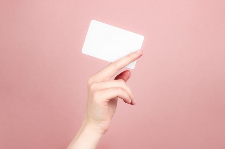Photo female hand holding white business card 