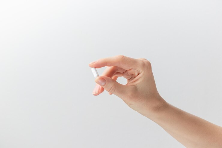 색 바탕에 손가락을 가진 색 알약을 들고 있는 여성의 손은 건강 관리, 영양 보충제, 우울증 및 질병의 치료에 대한 개념, 고품질 사진 배너