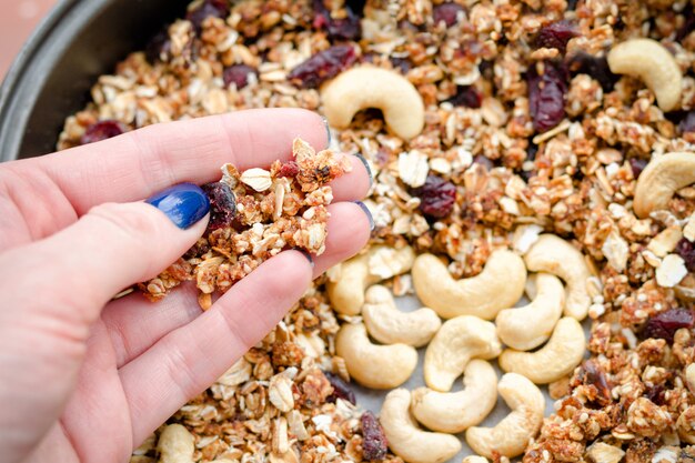 Foto la mano femminile tiene granola