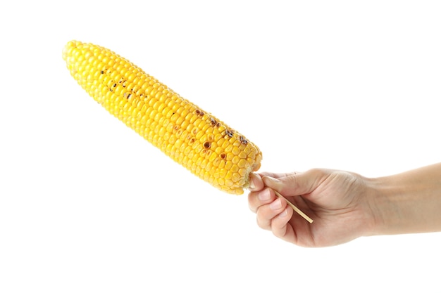 Женская рука держит жареную кукурузу, изолированные на белом фоне