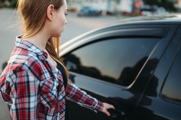 Женская рука открытая дверь автомобиля, концепция начинающего водителя