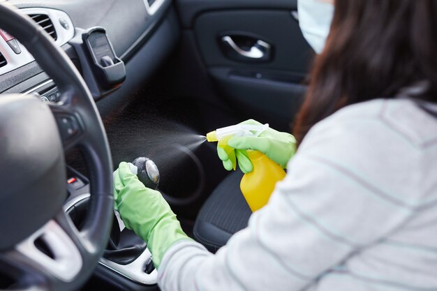 Disinfettante disinfettante a mano femminile e salviettine umidificate antisettiche per la disinfezione dell'auto