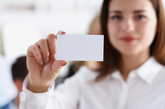 Foto la mano femminile in abito dà una chiamata vuota