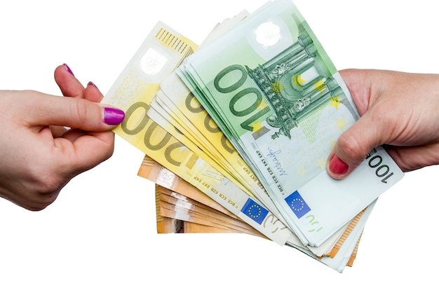 Женская рука берет банкноту евро из кучи