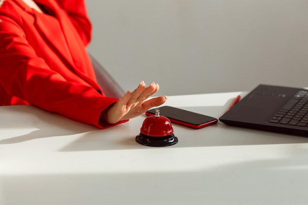 La mano femminile tende a premere il pulsante rosso sul desktop