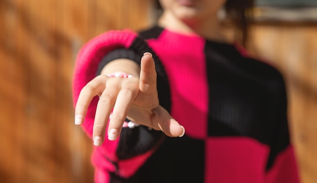 Photo female hand touching in empty screen