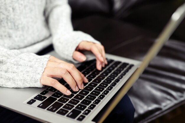 Фото Женская рука, печатающая на клавиатуре ноутбука