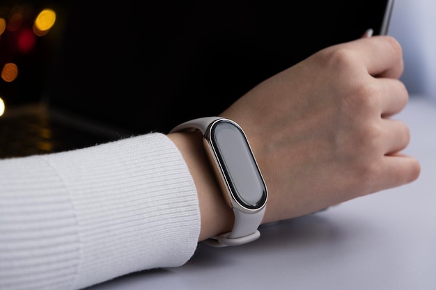 Photo female hand using laptop with smart watches on a wrist