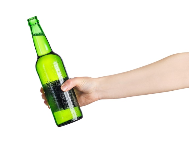 緑のビールボトルを持った女性の手