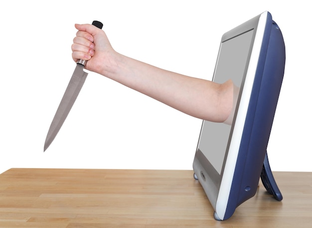 Женская рука с кухонным ножом высовывается из экрана телевизора