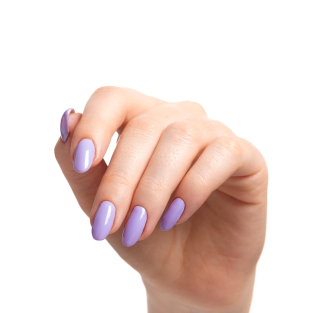 흰색 격리된 배경에 긴 손톱에 보라색 라벤더 젤 광택이 있는 여성 손. 뷰티 스파 개념, 매니큐어