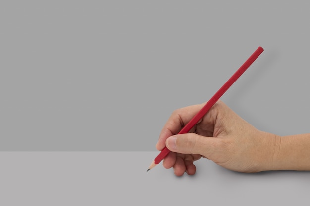 赤い色鉛筆で女性の手