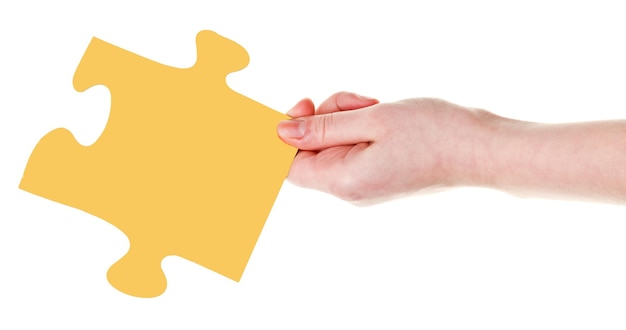 Foto mano femminile con pezzo di puzzle giallo