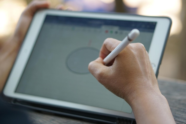 Photo female hand working looking at plan on computer in cafe