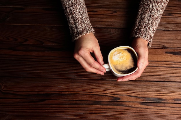 女性の手とコーヒー