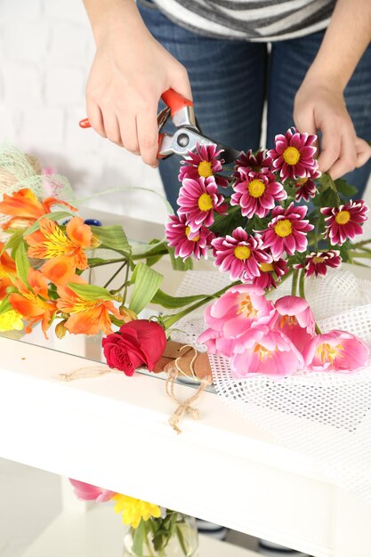 Foto mani femminili che compongono un bellissimo bouquet in primo piano florista al lavoro foto concettuale