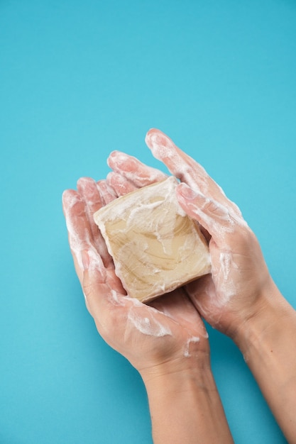 Foto in mani femminili sapone fatto a mano mani in schiuma