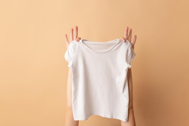 写真 白いtシャツのクローズアップモックアップを保持している女性の手