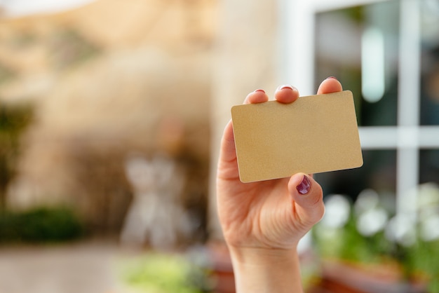 Foto mani femminili in possesso di carta di credito