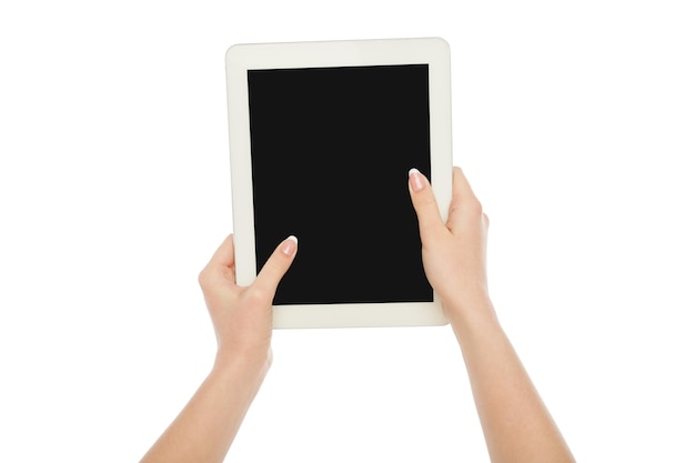 디지털 태블릿을 들고 흰색 배경에 격리된 빈 화면을 가리키는 여성 손, 클로즈업, 컷아웃, 화면의 복사 공간