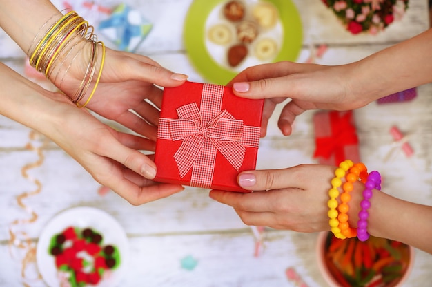 Mani femminili che tengono il primo piano del regalo