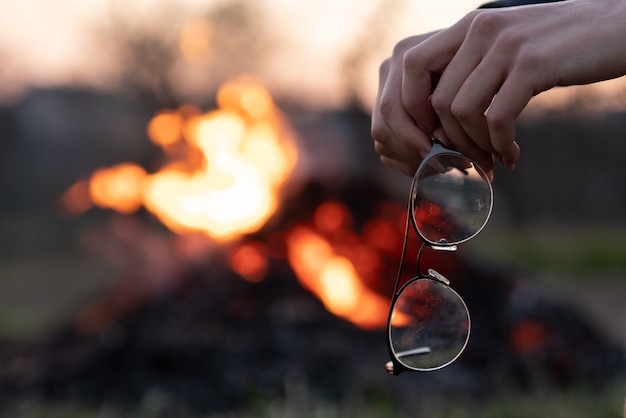 Photo female hands holding glasses