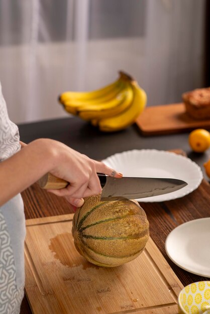 Foto mani femminili che tengono un melone