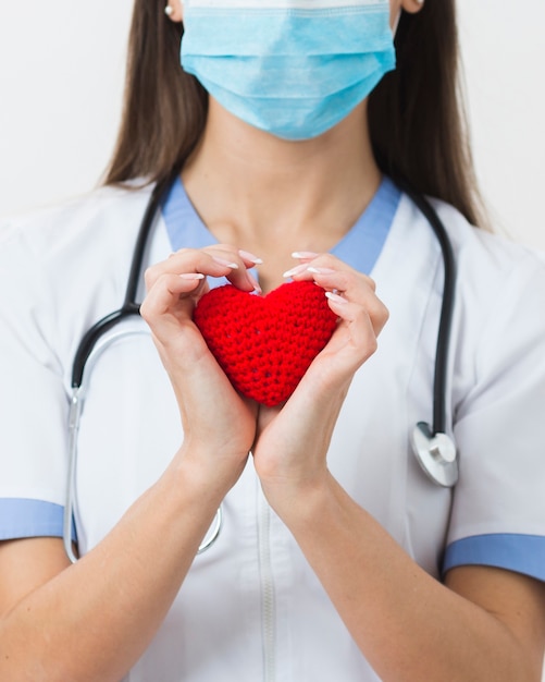 Foto mani femminili in possesso di un cuore di peluche