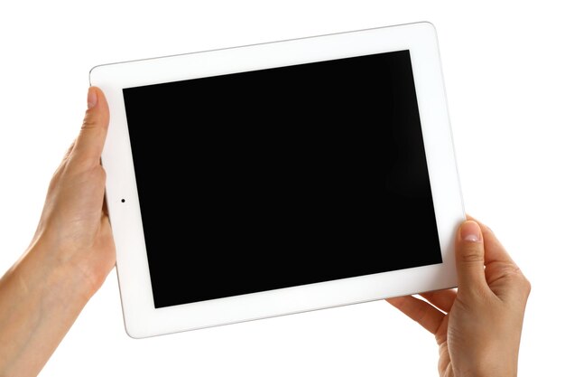 Женские руки держат планшет с пустым экраном, изолированным на белом