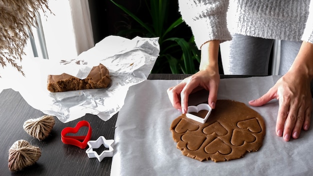 生地のケーキを作る女性の手。家でケーキを作る、手作り、自家製。レシピ、ステップバイステップ。バレンタインデーの贈り物を自分でやる