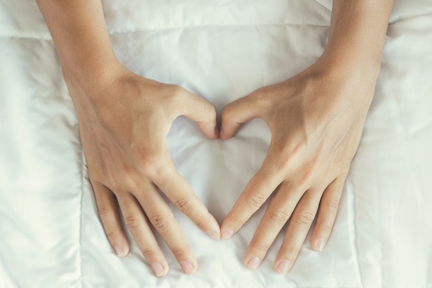 Photo female hands showing gesture of love