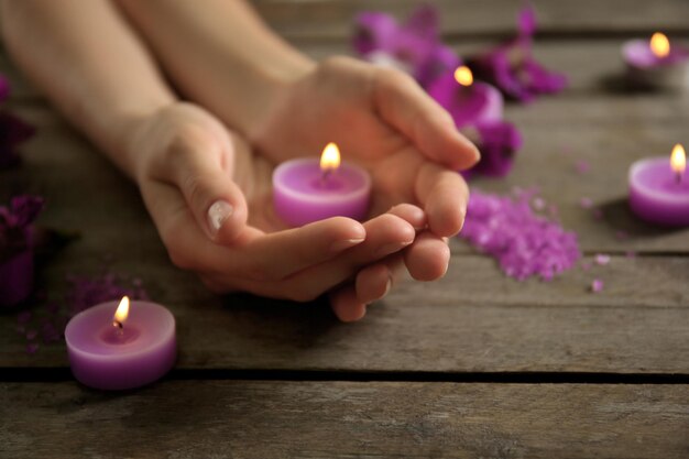 Foto mani femminili alla manicure della spa