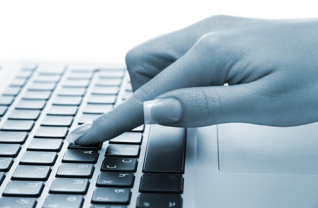 Photo female hands typing on laptot closeup