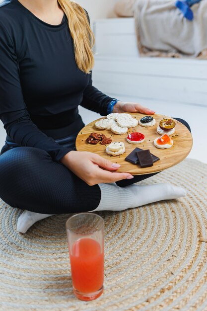 빵을 든 여성의 손 맛있는 건조 아침 식사 간단한 간식을 위한 피트니스 빵 떡