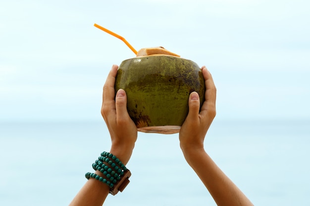 Foto mani femminili con una noce di cocco