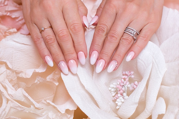 Photo female hands with ombre manicure nails pink gel polish