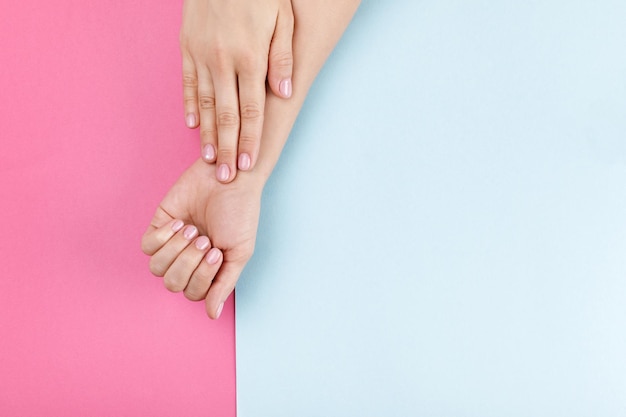 Mani femminili con manicure rosa