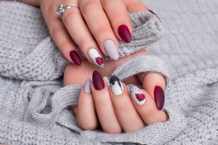 Photo female hands with red manicure nails