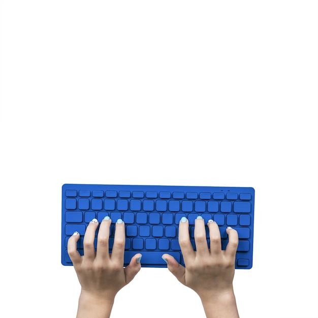 흰색 표면에 고립 된 작은 파란색 키보드로 여성 손