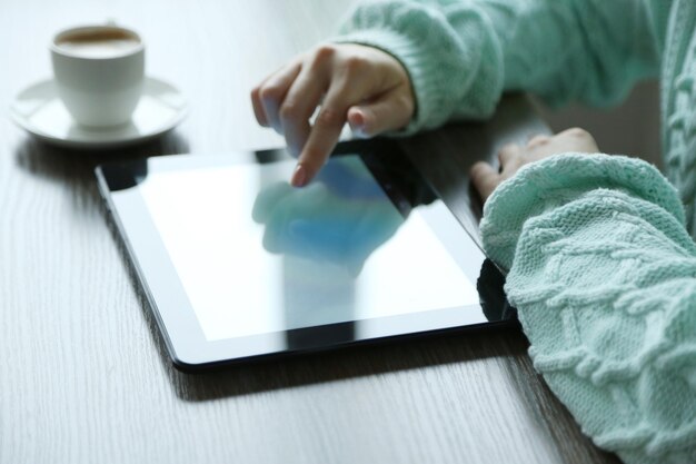 Photo female hands with tablet and coffee cup