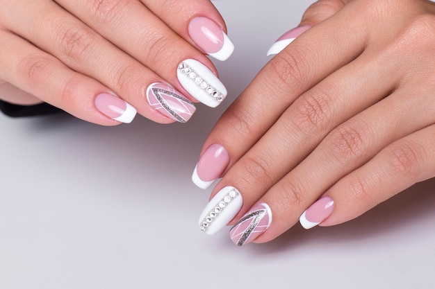 Mani femminili con unghie manicure da sposa