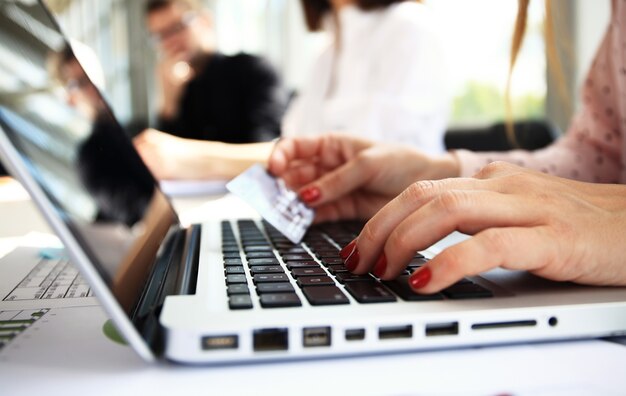 Mani femminili o impiegata donna che digita sulla tastiera