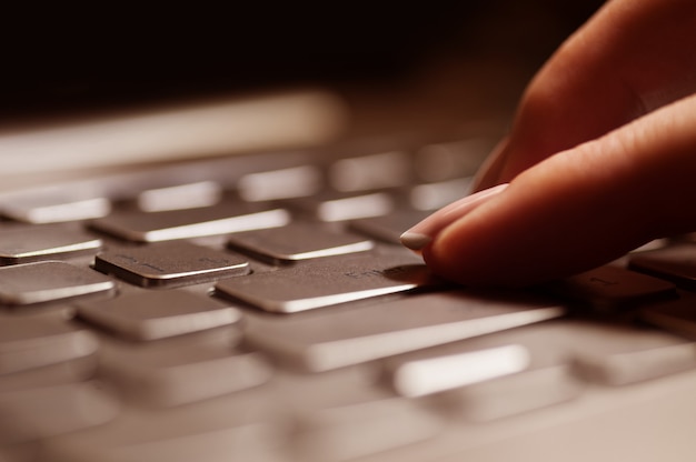 Photo female hands or woman office worker typing on the keyboard