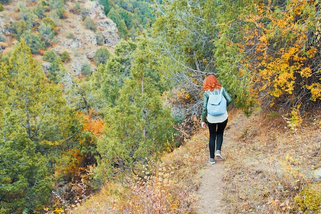 산 숲에서 산책하는 여성 등산객