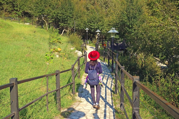 Viandante femminile che cammina sul sentiero di pietra nel parco nazionale