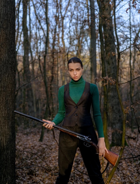 Cacciatore femminile nella foresta caccia di successo caccia sport moda militare realizzazioni di obiettivi ragazza wi