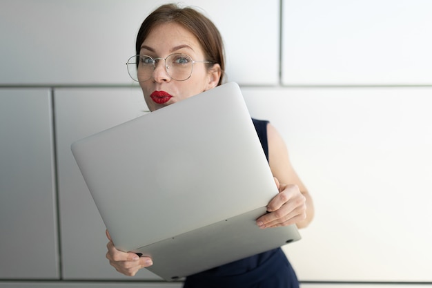 Фото Женщина в офисном костюме договорилась о встрече и стоит с ноутбуком на улице